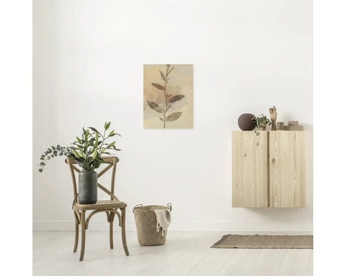 Helle Inneneinrichtung mit Stuhl, Korb, Wandschrank und Pflanzenmotiv