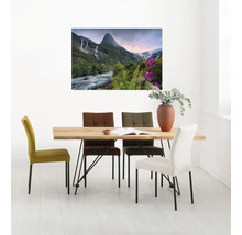 Esszimmer mit Holztisch und Polsterstühlen, Wandbild mit Gebirgsmotiv