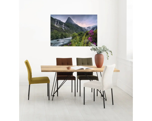 Esszimmer mit Holztisch und Polsterstühlen, Wandbild mit Gebirgsmotiv