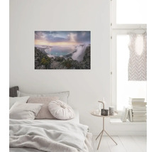 Dekoratives Wandbild mit Küstenmotiv über einem Bett