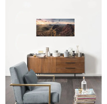Wohnzimmer mit Kommode, Sessel und Landschaftsbild