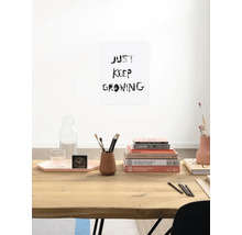 Dekorativer Schreibtisch mit Glas, Uhr, Stiften, Büchern und Wandbild