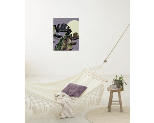 Helles Zimmer mit Hängematte, Beistelltisch und Wandbild mit Pflanzenmotiv