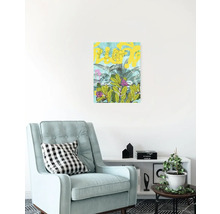 Dekoratives Bild mit Pflanzenmotiven und Schriftzug in einem Wohnzimmer