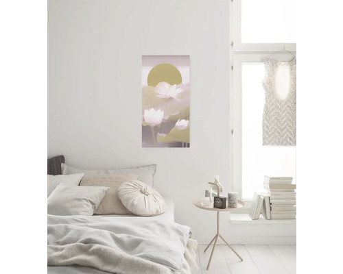 Chambre avec lit, table de chevet et tableau mural représentant des nénuphars
