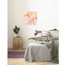 Schlafzimmer mit Bett, Nachttisch und abstraktem Wandbild