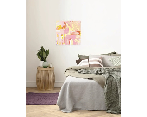Schlafzimmer mit Bett, Nachttisch und abstraktem Wandbild