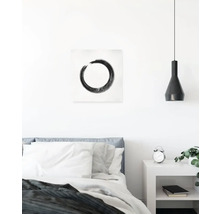 Schlafzimmer mit Bett, Nachttisch, Lampe und Wandbild