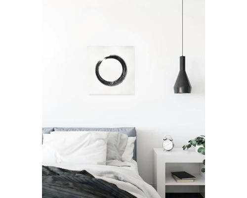 Chambre avec lit, table de chevet, lampe et tableau
