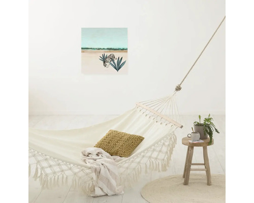 Innenraum mit Hängematte, Kissen, Hocker und Wandbild mit Tigermotiv.