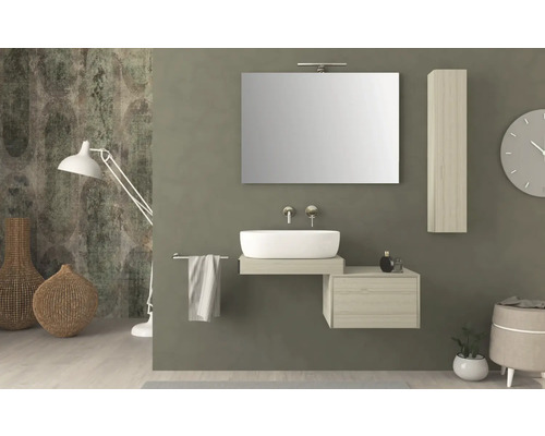 Salle de bains moderne avec lavabo, miroir, porte-serviettes et décoration