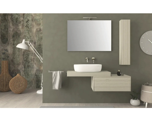 Salle de bain moderne avec lavabo, miroir, lampe et décoration