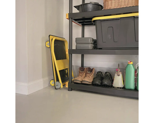 Regal mit Werkzeugen, Behältern und Schuhen sowie eine gelbe Sackkarre