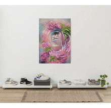 Gemälde mit abstrakter Darstellung einer Figur mit Blumen und eine Schuhkollektion im minimalistischen Stil.