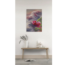 Gemälde mit floralem Hibiskusmotiv über einem Holztisch mit Dekoration