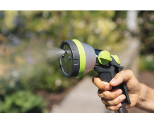 Gartenspritze mit verstellbarem Sprühkopf in Verwendung