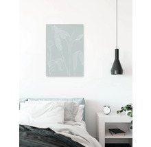 Schlafzimmer mit Bett, Nachttisch, Lampe und Wandbild mit Pflanzenmotiv