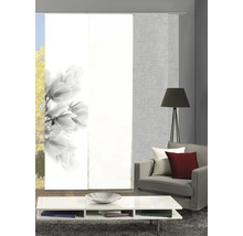 Salon avec panneaux coulissants, table basse et fauteuil