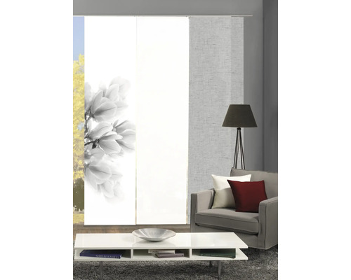 Salon avec panneaux coulissants, table basse et fauteuil