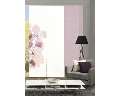 Salon avec panneaux coulissants et canapé