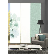 Salon décoratif avec rideaux coulissants, canapé et table