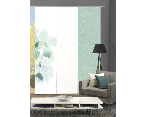 Salon décoratif avec rideaux coulissants, canapé et table