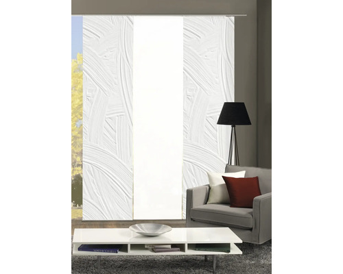 Salon avec rideau coulissant et meubles