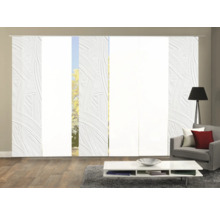 Vue d''une pièce avec des panneaux japonais devant une baie vitrée