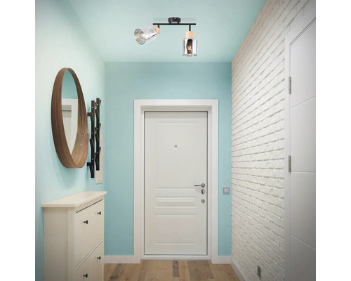 Flur mit Deckenspotleuchte, Spiegel und Schuhschrank