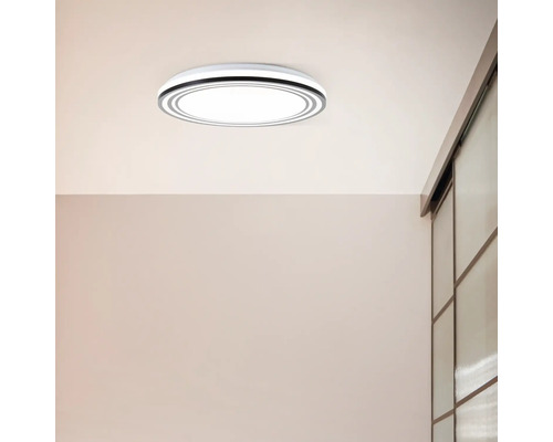 Runde Deckenleuchte im Raum montiert