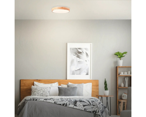 Schlafzimmer mit Deckenleuchte, Bett, Nachttisch und Regal