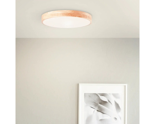 Deckenleuchte mit Holzrahmen im Wohnraum