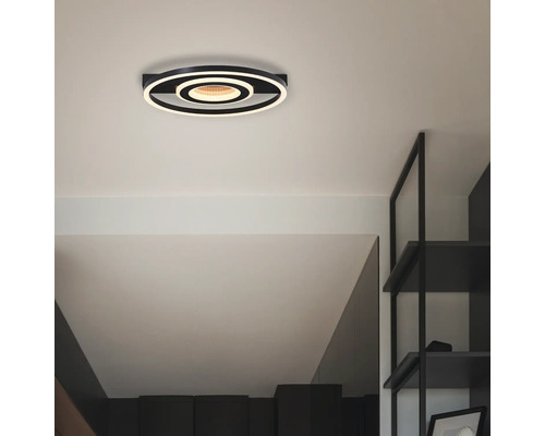 Runde Deckenleuchte im modernen Design an der Decke montiert.