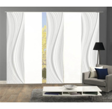 Salon avec rideau coulissant à motif ondulé, canapé, table et lampadaire