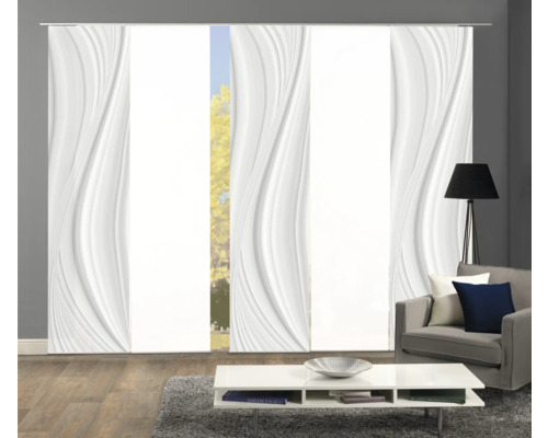 Salon avec rideau coulissant à motif ondulé, canapé, table et lampadaire