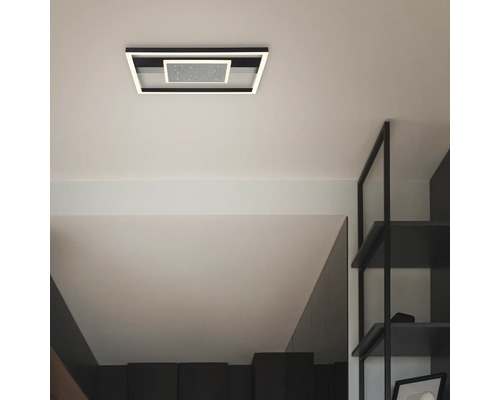 Schwarze Deckenleuchte mit quadratischer Form und LED-Beleuchtung an der Decke