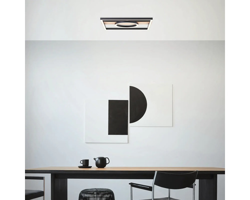 Deckenleuchte über Esstisch mit Geschirr und Stühlen