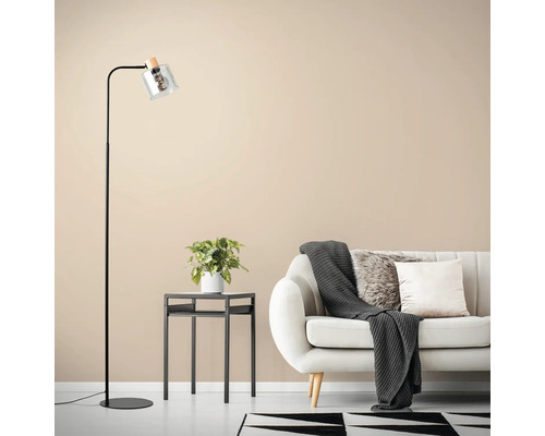 Wohnzimmer mit Stehlampe, Sofa und Beistelltisch