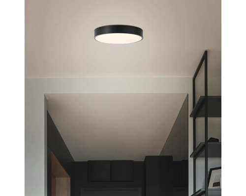 Deckenleuchte in einem Flur mit Regalen