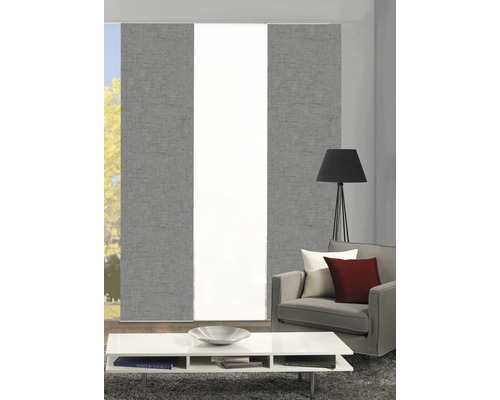 Salon avec rideaux coulissants, fauteuil, lampadaire et table basse