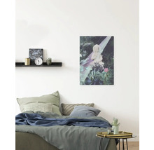 Dekoratives Schlafzimmer mit Bett, Nachttisch und Wandbild mit Gartenmotiv