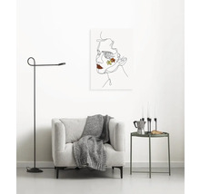 Wohnzimmer mit Sessel, Stehlampe, Beistelltisch und Wandbild