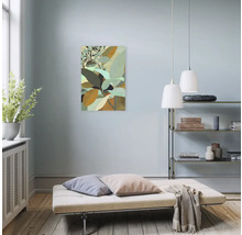 Wohnzimmer mit Tagesbett, Regal und Pflanzenbild