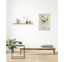 Wohnraum mit einer Bank, einem Tisch und einem gerahmten Bild von einer Skulptur mit Zitrone und Minze.