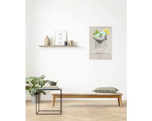 Espace de vie avec un banc, une table et une image encadrée d''une sculpture avec du citron et de la menthe.