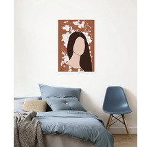 Dekoratives Poster mit einer Frau mit Blumenmuster im Schlafzimmer