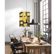 Esszimmer mit Holztisch, Stühlen und Pendelleuchten