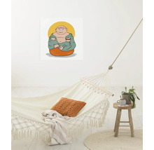 Helle Hängematte mit Kissen und Decke, Wandbild mit Buddha, Beistelltisch mit Pflanze im hellen Raum