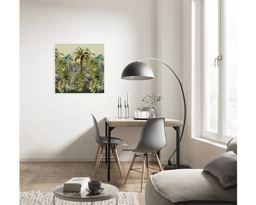 Helles Wohnzimmer mit Tisch, Stühlen, Lampe und einem Wandbild mit Palmenmotiven