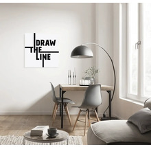 Wohnzimmer mit Esstisch, Stühlen, Bogenlampe und Leinwandbild mit dem Schriftzug Draw the Line.